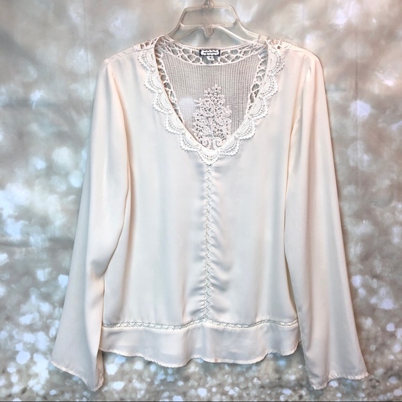 Eyeshadow Tops - Women Eyeshadow hobo crochet details blouse, s 👑